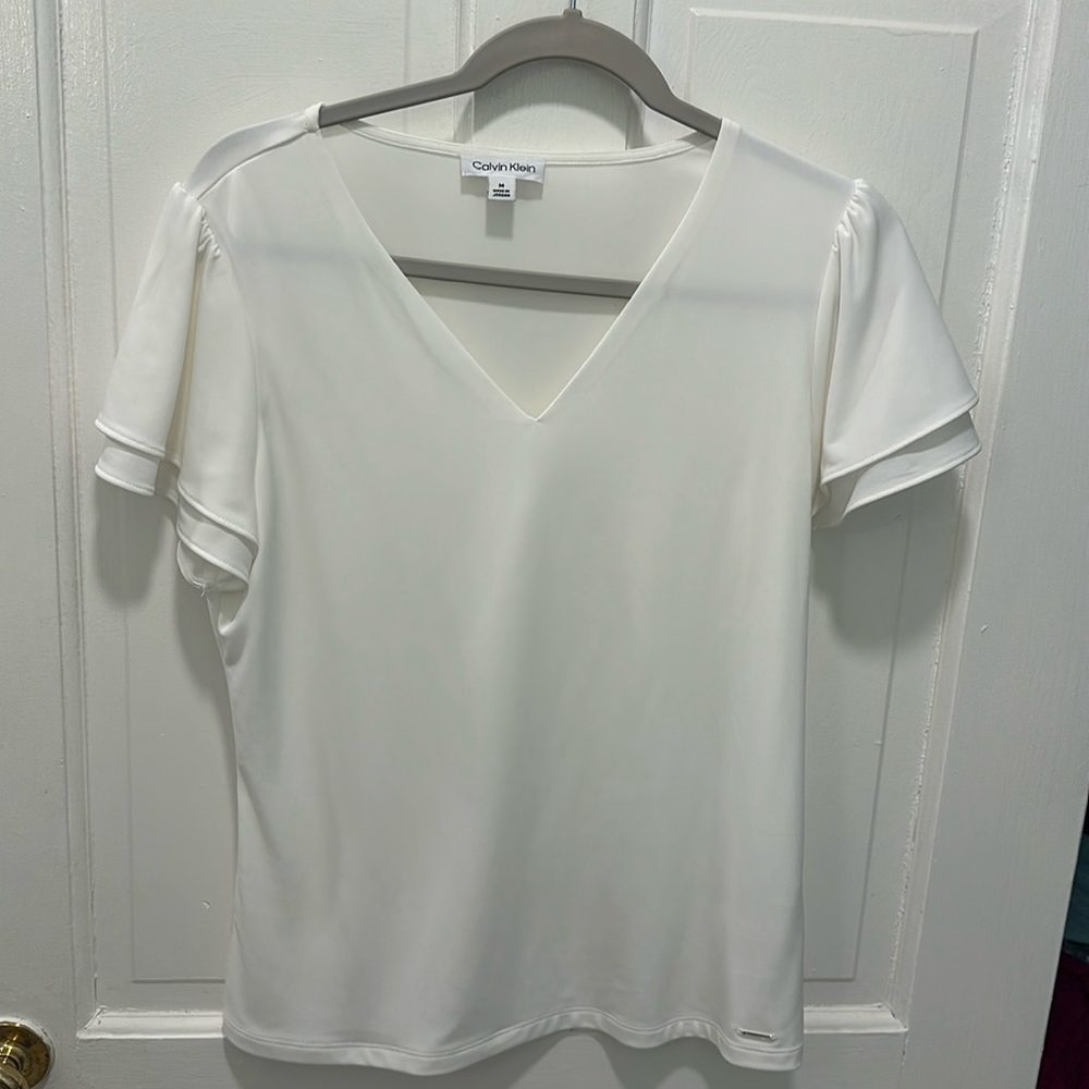 White Calvin Klein flutter sleeve blouse. SIZE M. NWOT.